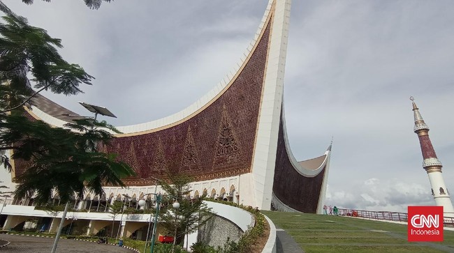 Pengurus Masjid Raya Sumatera Barat memastikan tidak akan menggelar Salat Iduladha tahun ini karena penerapan PPKM Darurat.