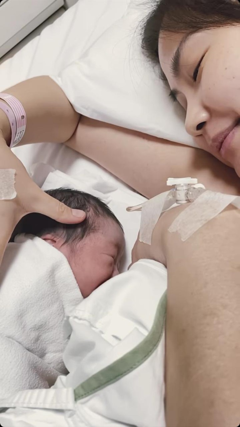 Dion Wiyoko sedang diliputi rasa bahagia karena sang istri baru saja melahirkan anak pertama mereka. Yuk intip momen harunya!