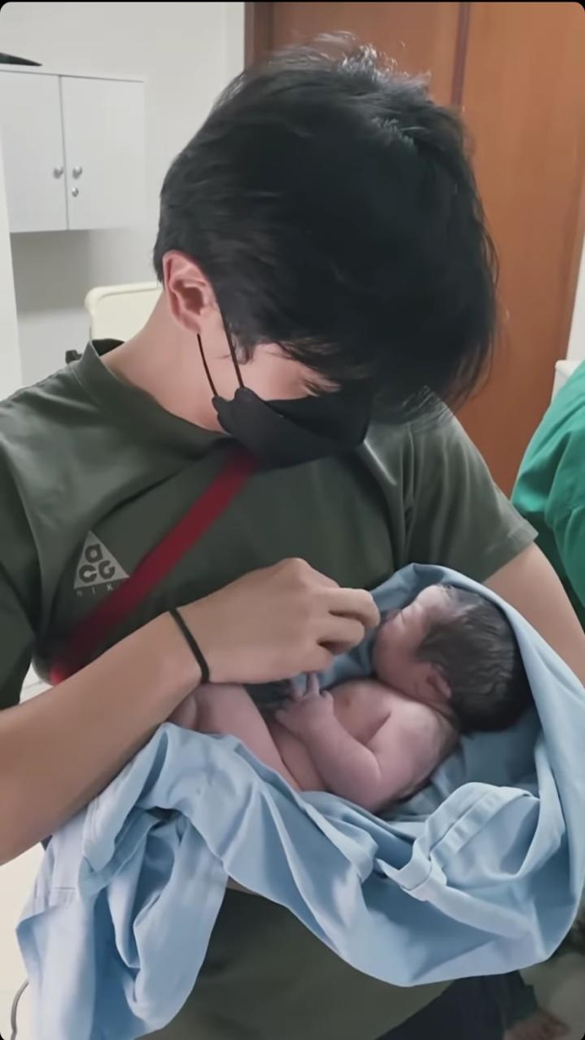 Dion Wiyoko sedang diliputi rasa bahagia karena sang istri baru saja melahirkan anak pertama mereka&period; Yuk intip momen harunya&excl;