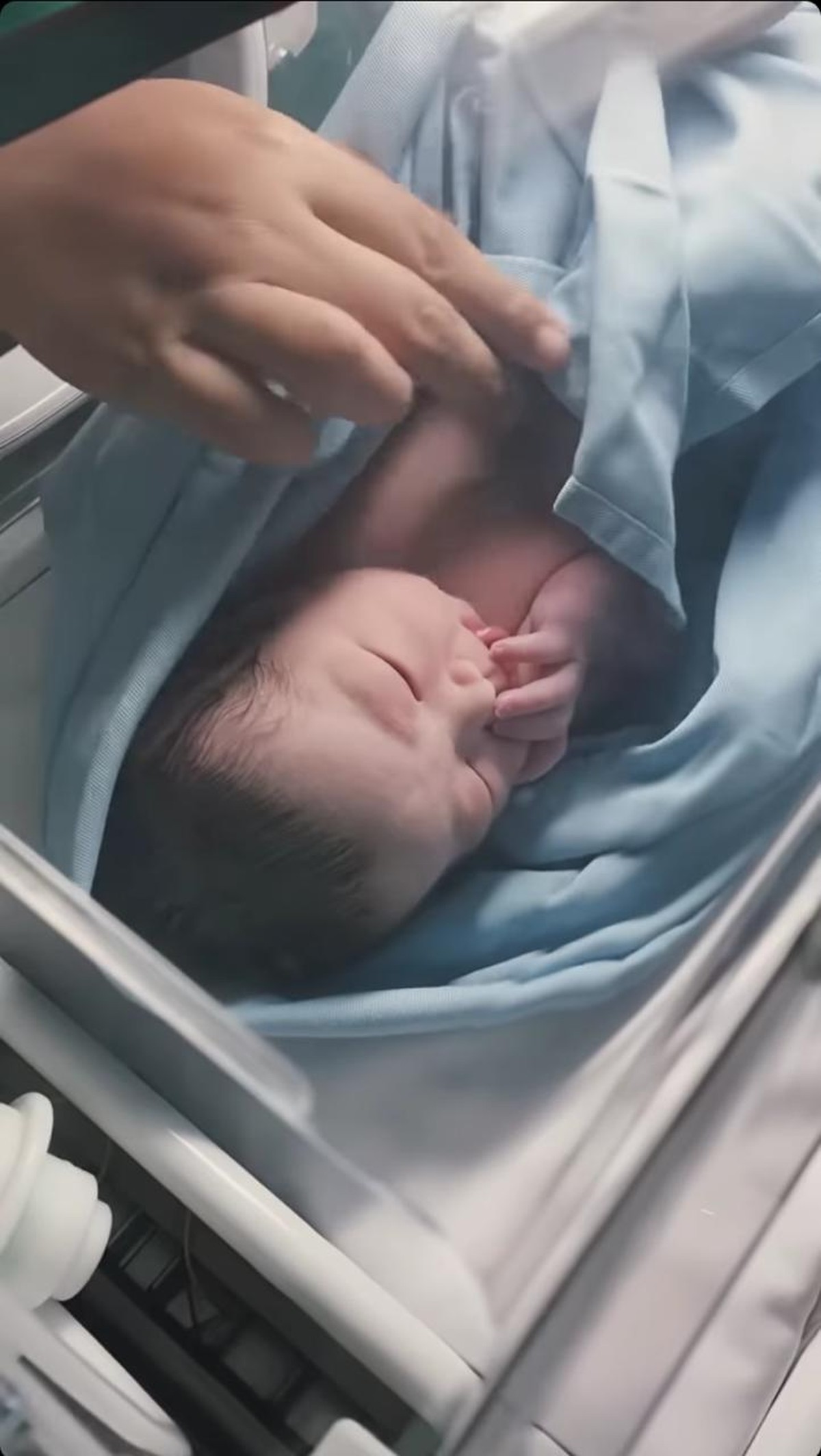 Dion Wiyoko sedang diliputi rasa bahagia karena sang istri baru saja melahirkan anak pertama mereka&period; Yuk intip momen harunya&excl;