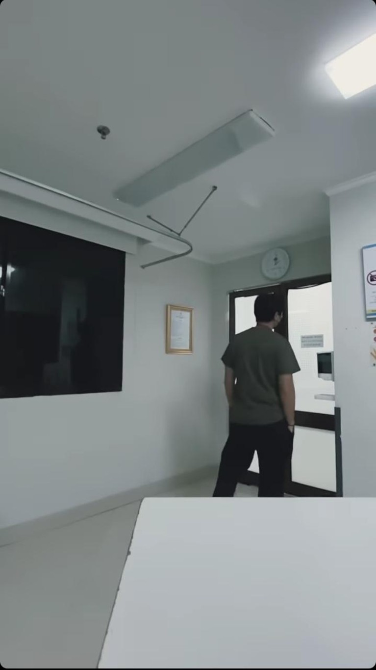 Dion Wiyoko sedang diliputi rasa bahagia karena sang istri baru saja melahirkan anak pertama mereka. Yuk intip momen harunya!