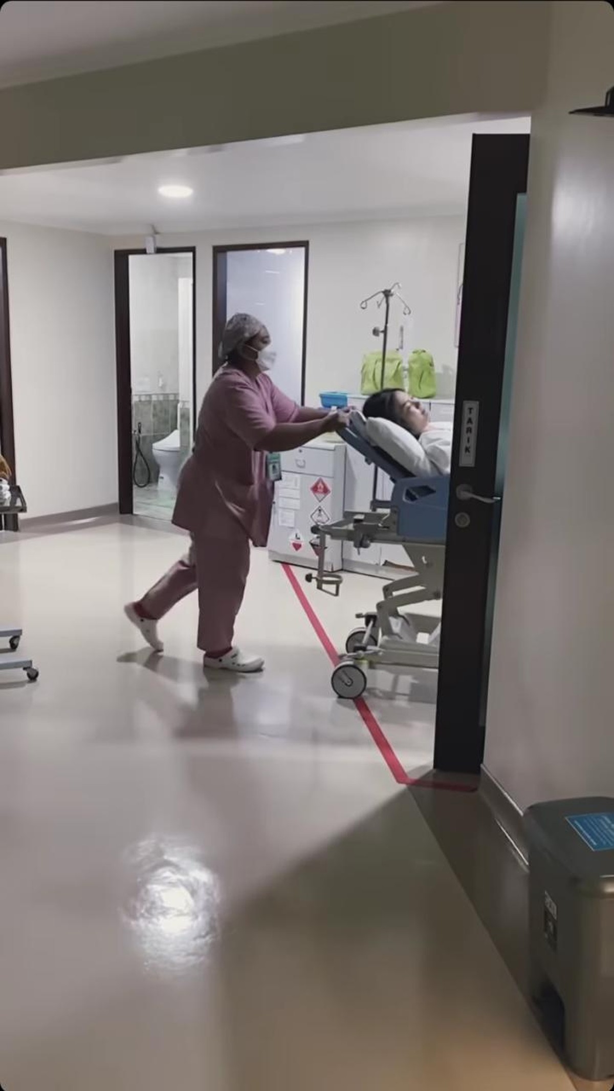 Dion Wiyoko sedang diliputi rasa bahagia karena sang istri baru saja melahirkan anak pertama mereka&period; Yuk intip momen harunya&excl;