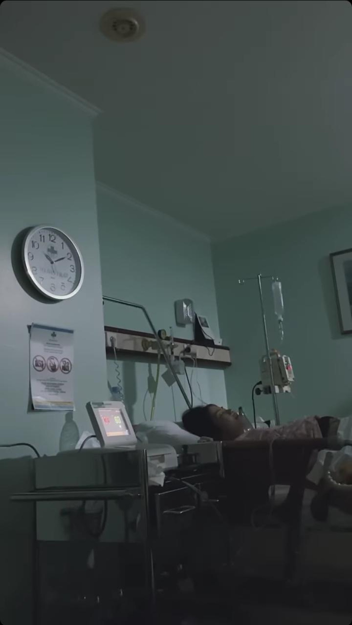 Dion Wiyoko sedang diliputi rasa bahagia karena sang istri baru saja melahirkan anak pertama mereka&period; Yuk intip momen harunya&excl;