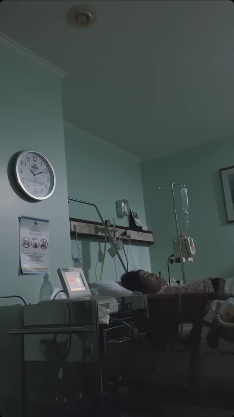 Dion Wiyoko sedang diliputi rasa bahagia karena sang istri baru saja melahirkan anak pertama mereka. Yuk intip momen harunya!