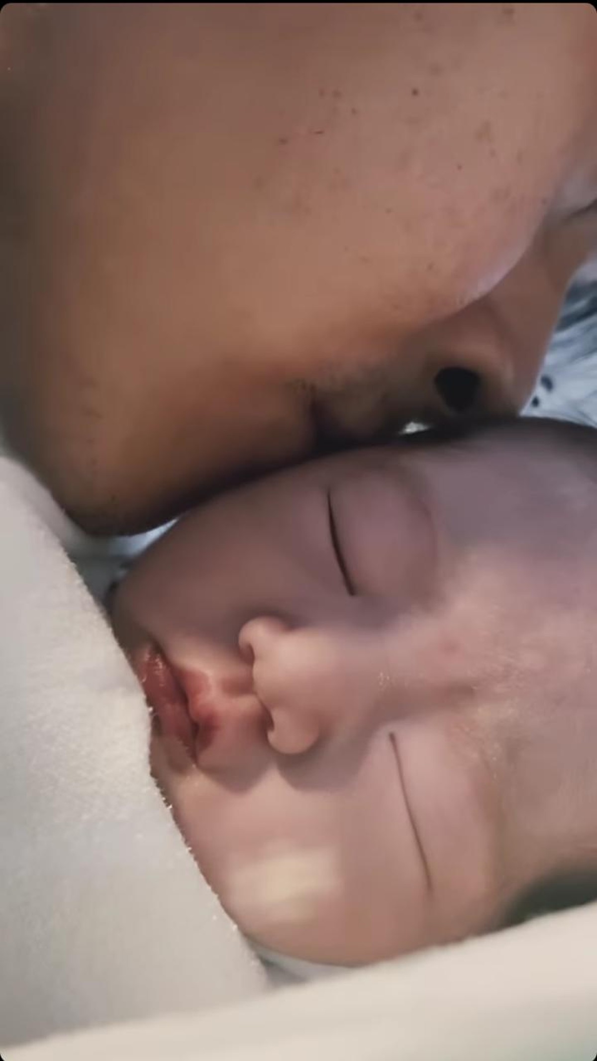 Dion Wiyoko sedang diliputi rasa bahagia karena sang istri baru saja melahirkan anak pertama mereka&period; Yuk intip momen harunya&excl;