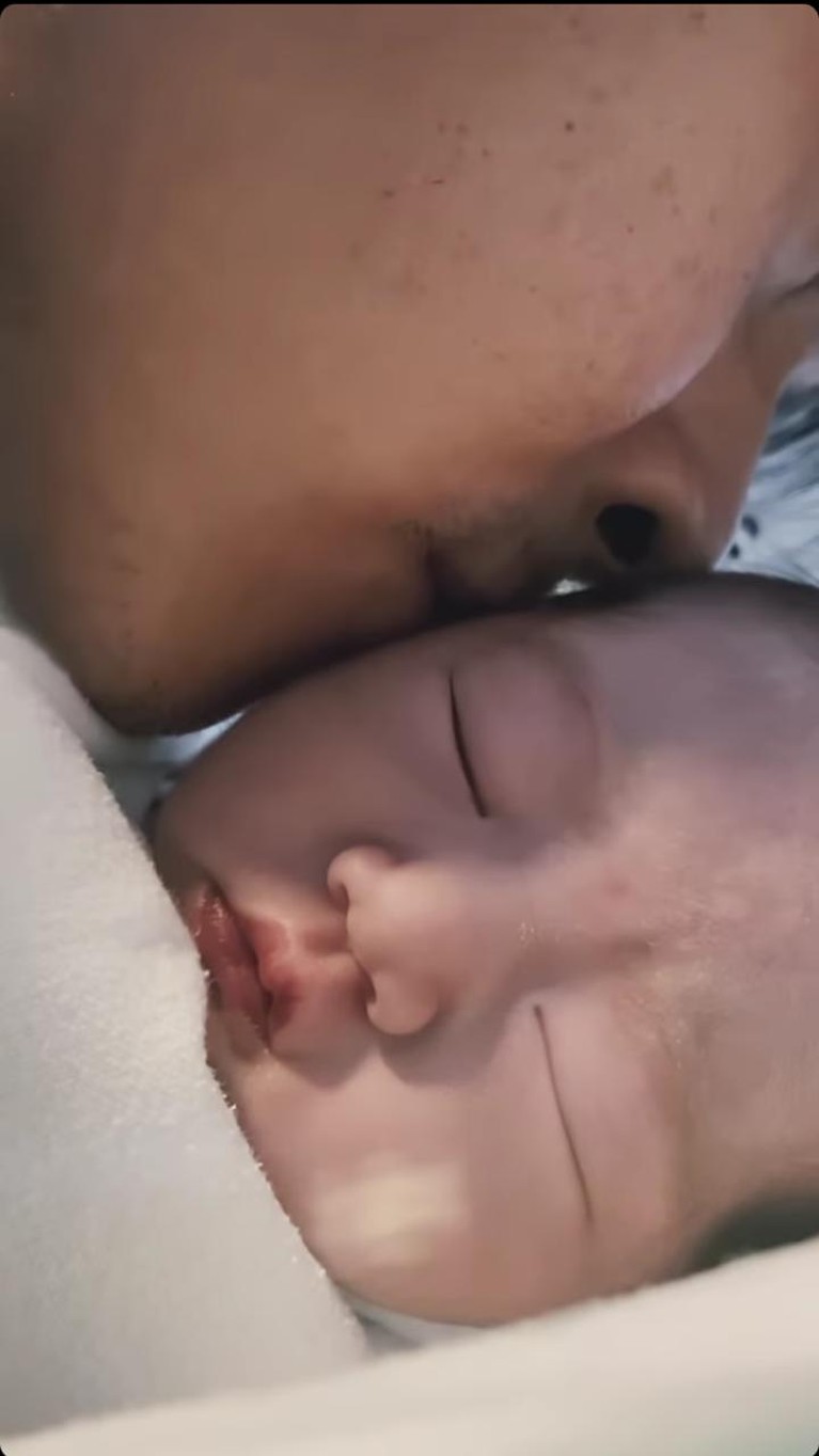 Momen Haru Detik-detik Kelahiran Anak Pertama Dion Wiyoko dan Fiona Dion Wiyoko sedang diliputi rasa bahagia karena sang istri baru saja melahirkan anak pertama mereka. Yuk intip momen harunya!