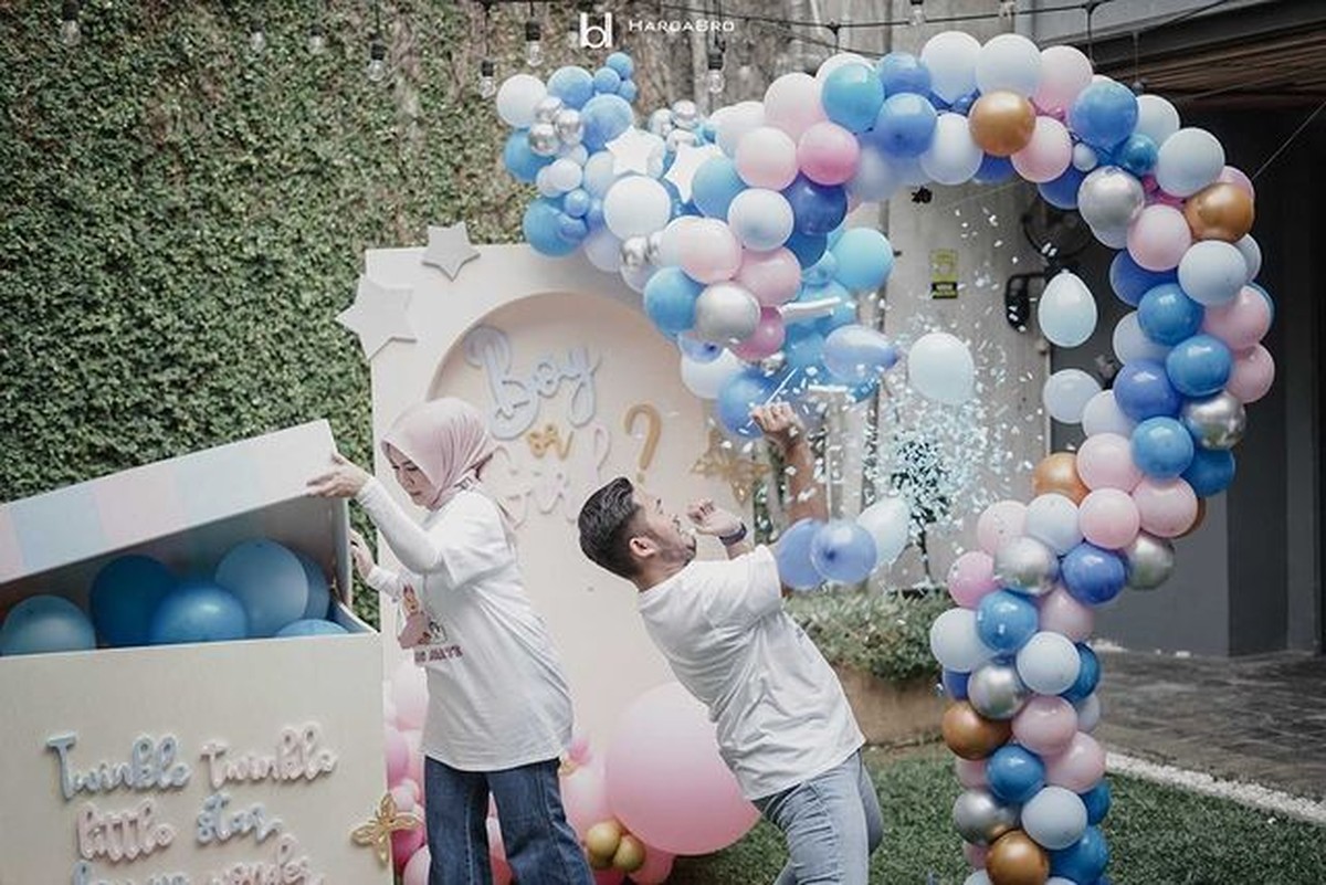 Kesha Ratuliu dan Adhi Permana sang suami merayakan gender reveal party anak pertama mereka&period; Yuk kita intip momen serunya&excl;