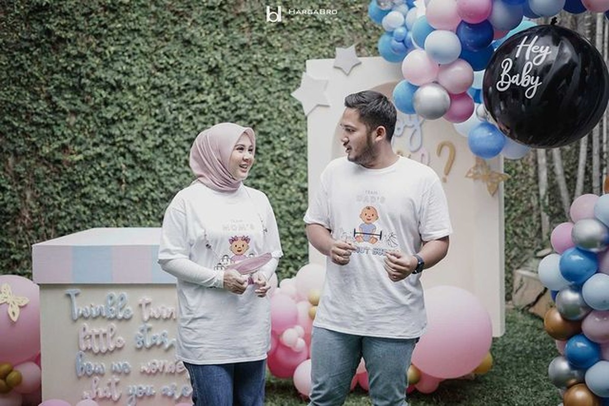 Kesha Ratuliu dan Adhi Permana sang suami merayakan gender reveal party anak pertama mereka&period; Yuk kita intip momen serunya&excl;