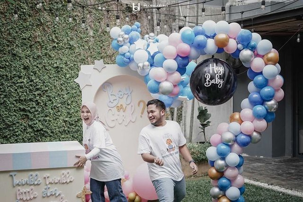 Kesha Ratuliu dan Adhi Permana sang suami merayakan gender reveal party anak pertama mereka&period; Yuk kita intip momen serunya&excl;