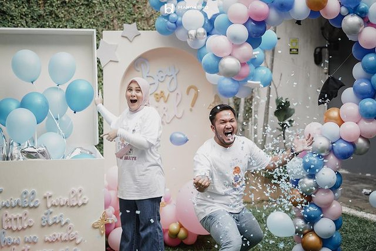 Kesha Ratuliu dan Adhi Permana sang suami merayakan gender reveal party anak pertama mereka&period; Yuk kita intip momen serunya&excl;