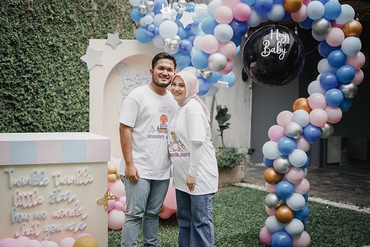 Kesha Ratuliu dan Adhi Permana sang suami merayakan gender reveal party anak pertama mereka&period; Yuk kita intip momen serunya&excl;
