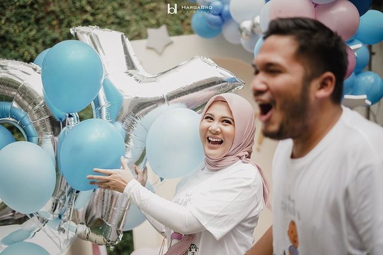 Momen Keseruan Gender Reveal Party Anak Kesha Ratuliu dan Adhi Permana Kesha Ratuliu dan Adhi Permana sang suami merayakan gender reveal party anak pertama mereka. Yuk kita intip momen serunya!
