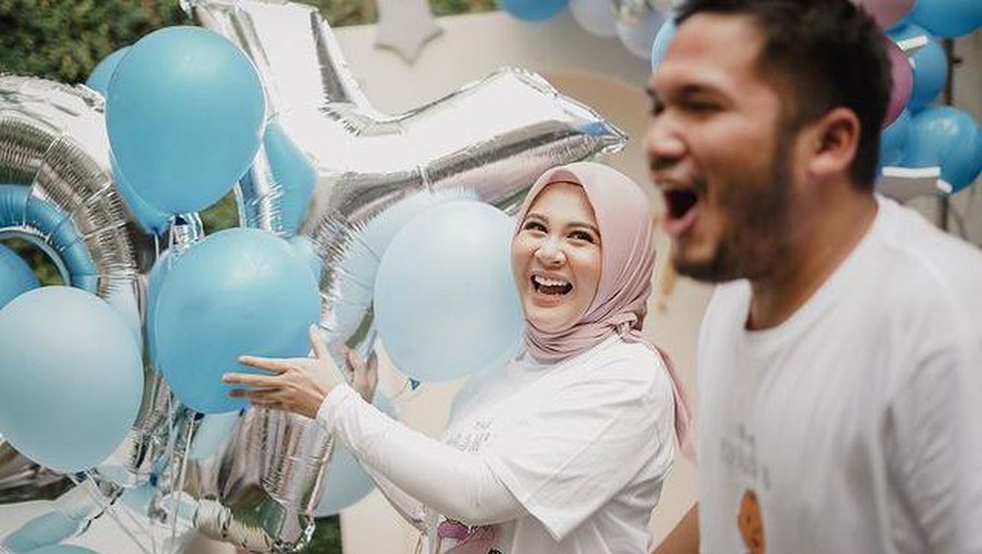 Kesha Ratuliu dan Adhi Permana sang suami merayakan gender reveal party anak pertama mereka. Yuk kita intip momen serunya!