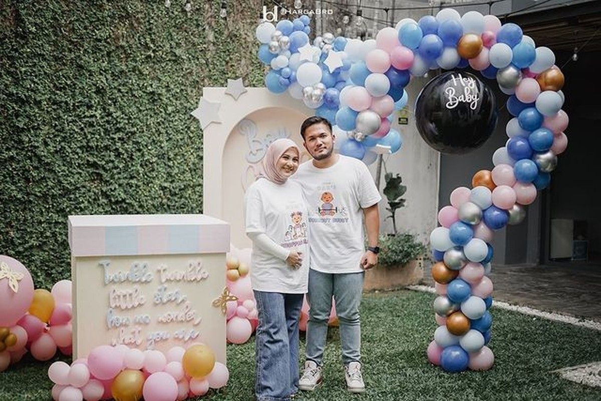 Kesha Ratuliu dan Adhi Permana sang suami merayakan gender reveal party anak pertama mereka&period; Yuk kita intip momen serunya&excl;