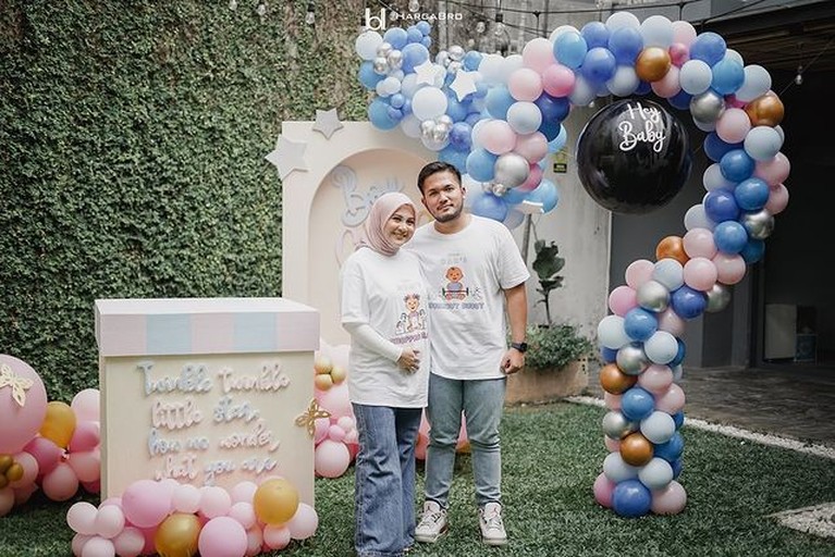 Kesha Ratuliu dan Adhi Permana sang suami merayakan gender reveal party anak pertama mereka. Yuk kita intip momen serunya!