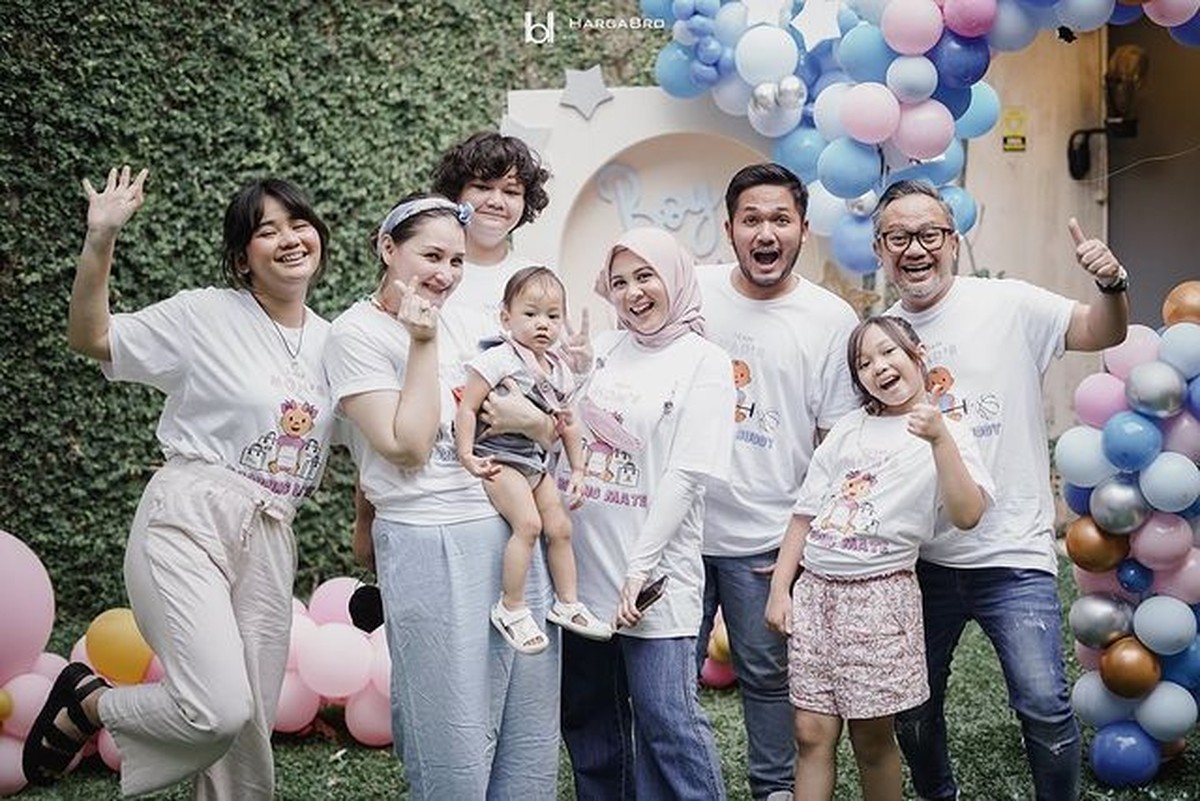 Kesha Ratuliu dan Adhi Permana sang suami merayakan gender reveal party anak pertama mereka&period; Yuk kita intip momen serunya&excl;