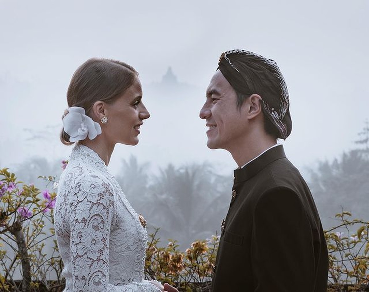 Setelah 10 tahun menikah&comma; Daniel Mananta dan Viola mengucap ulang janji pernikahan mereka di Borobudur&period; Yuk intip&excl;