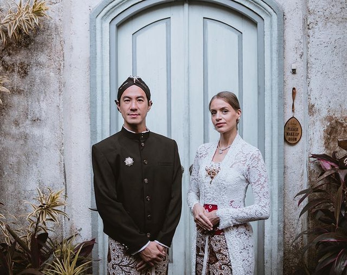 Setelah 10 tahun menikah&comma; Daniel Mananta dan Viola mengucap ulang janji pernikahan mereka di Borobudur&period; Yuk intip&excl;