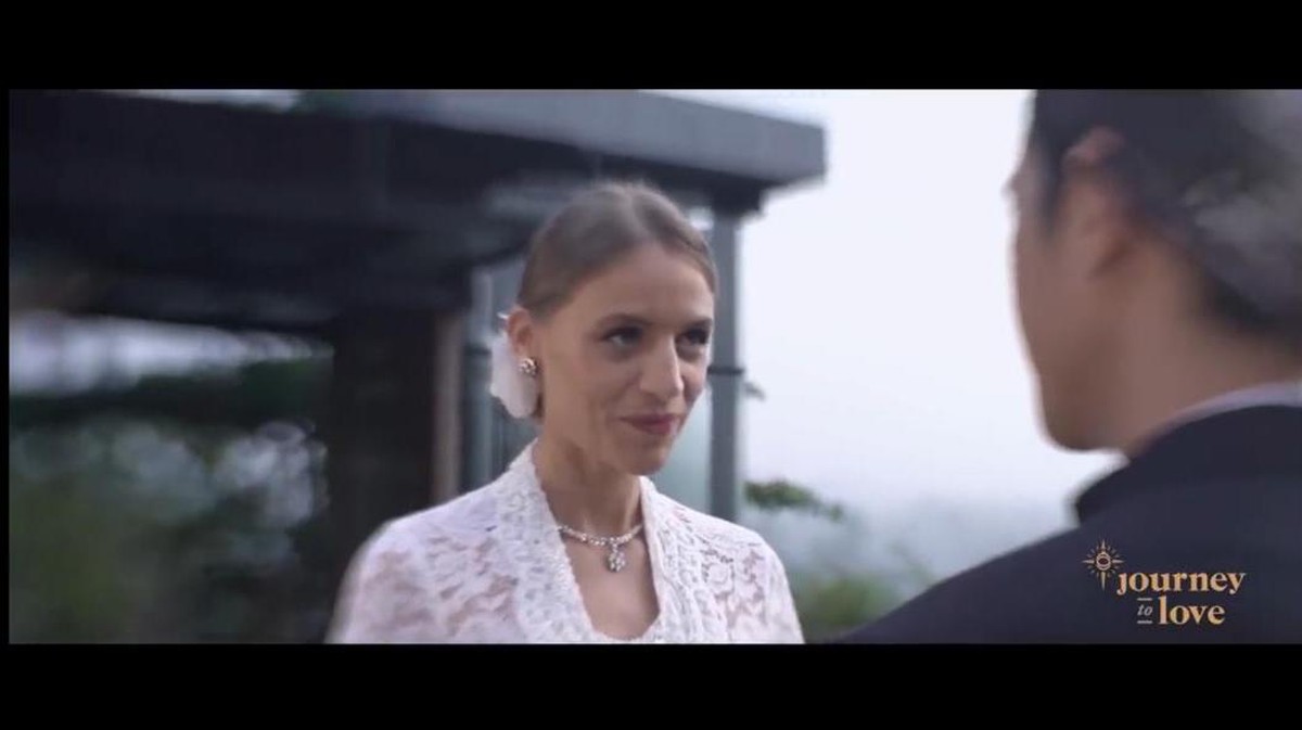 Setelah 10 tahun menikah&comma; Daniel Mananta dan Viola mengucap ulang janji pernikahan mereka di Borobudur&period; Yuk intip&excl;