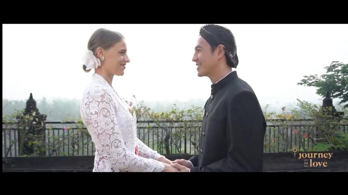 Setelah 10 tahun menikah&comma; Daniel Mananta dan Viola mengucap ulang janji pernikahan mereka di Borobudur&period; Yuk intip&excl;