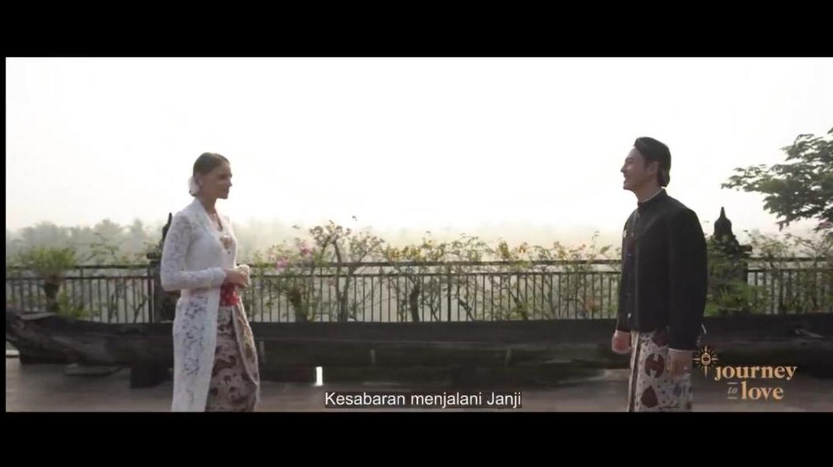 Setelah 10 tahun menikah&comma; Daniel Mananta dan Viola mengucap ulang janji pernikahan mereka di Borobudur&period; Yuk intip&excl;