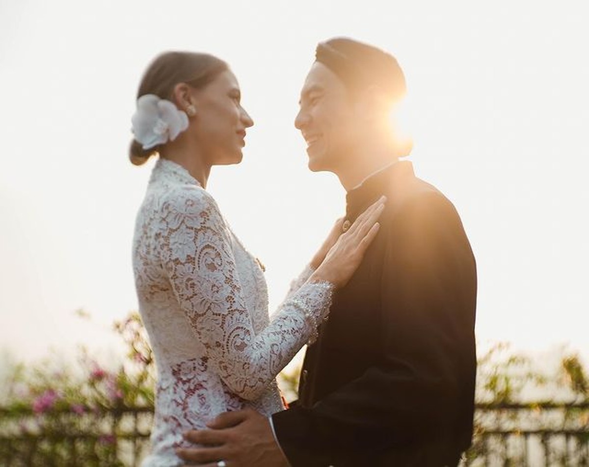 Setelah 10 tahun menikah&comma; Daniel Mananta dan Viola mengucap ulang janji pernikahan mereka di Borobudur&period; Yuk intip&excl;