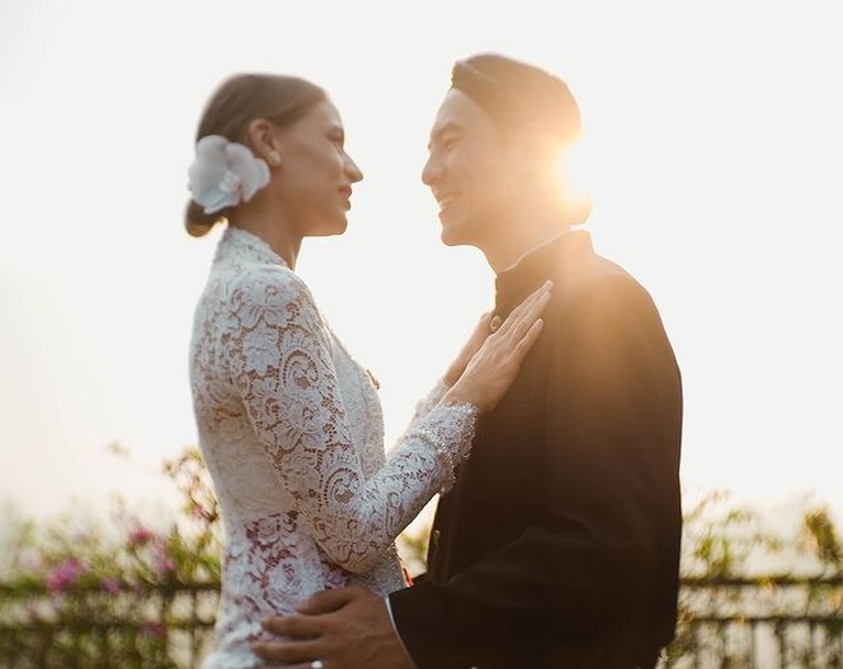 Setelah 10 tahun menikah, Daniel Mananta dan Viola mengucap ulang janji pernikahan mereka di Borobudur. Yuk intip!