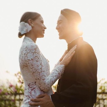 Momen Sakral Daniel Mananta & Viola Ulang Janji Nikah di Borobudur