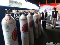 Warga Serbu Layanan Pengisian Oksigen Gratis yang Disediakan Pemprov Jatim