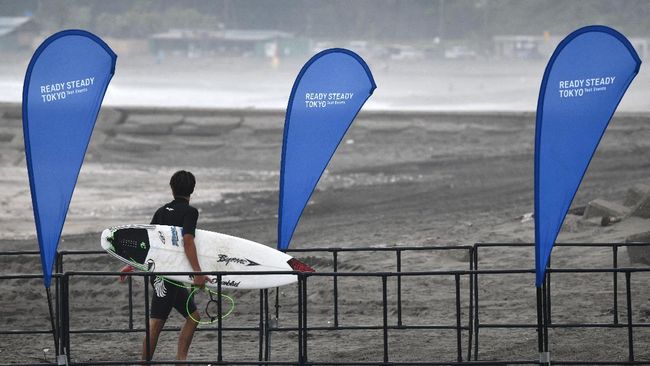Kuil di dekat Pantai Tsurigasaki "terhubung" dengan "energi" di Gunung Fuji. Banyak peselancar yang datang untuk berdoa dan membeli jimat keselamatan di sana.