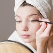 Jangan Asal, Pilih Jenis Eyeliner Sesuai dengan Tipe Kulitmu!