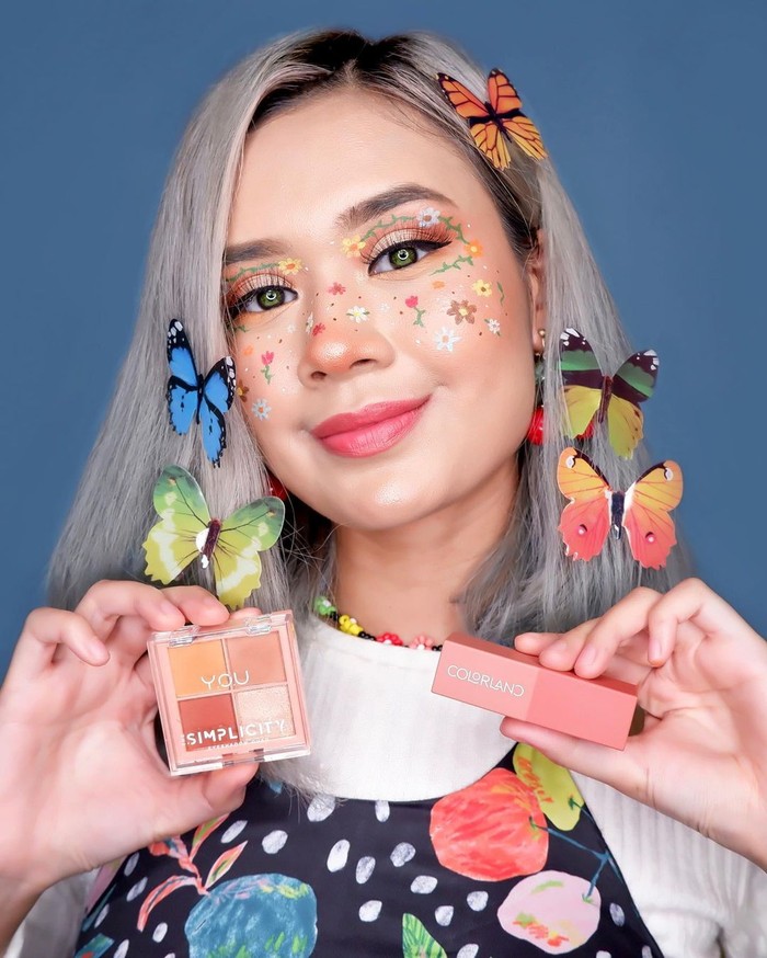 Postingan awal Nadya dengan gaya makeupnya, ia hanya menggambar bentuk hati sebagai simbol perayaan valentine. Kali ini Nadya berkreasi memakai produk lokal dari You Beauty. (foto: makeup bertema earth day / sumber: instagram.com/nadyasme
