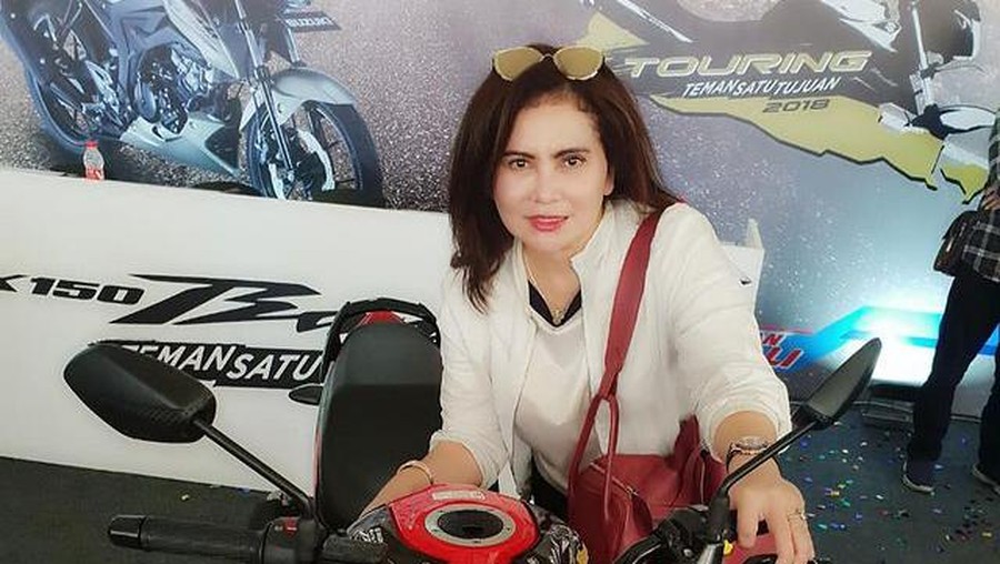 Potret Anggi Novita Istri Ferry Irawan yang Tengah Jadi Sorotan Kisruh rumah tangga Ferry Irawan dan Anggi Novita semakin memanas. Anggi membeberkan aib sang suami. Yuk kita intip potretnya!