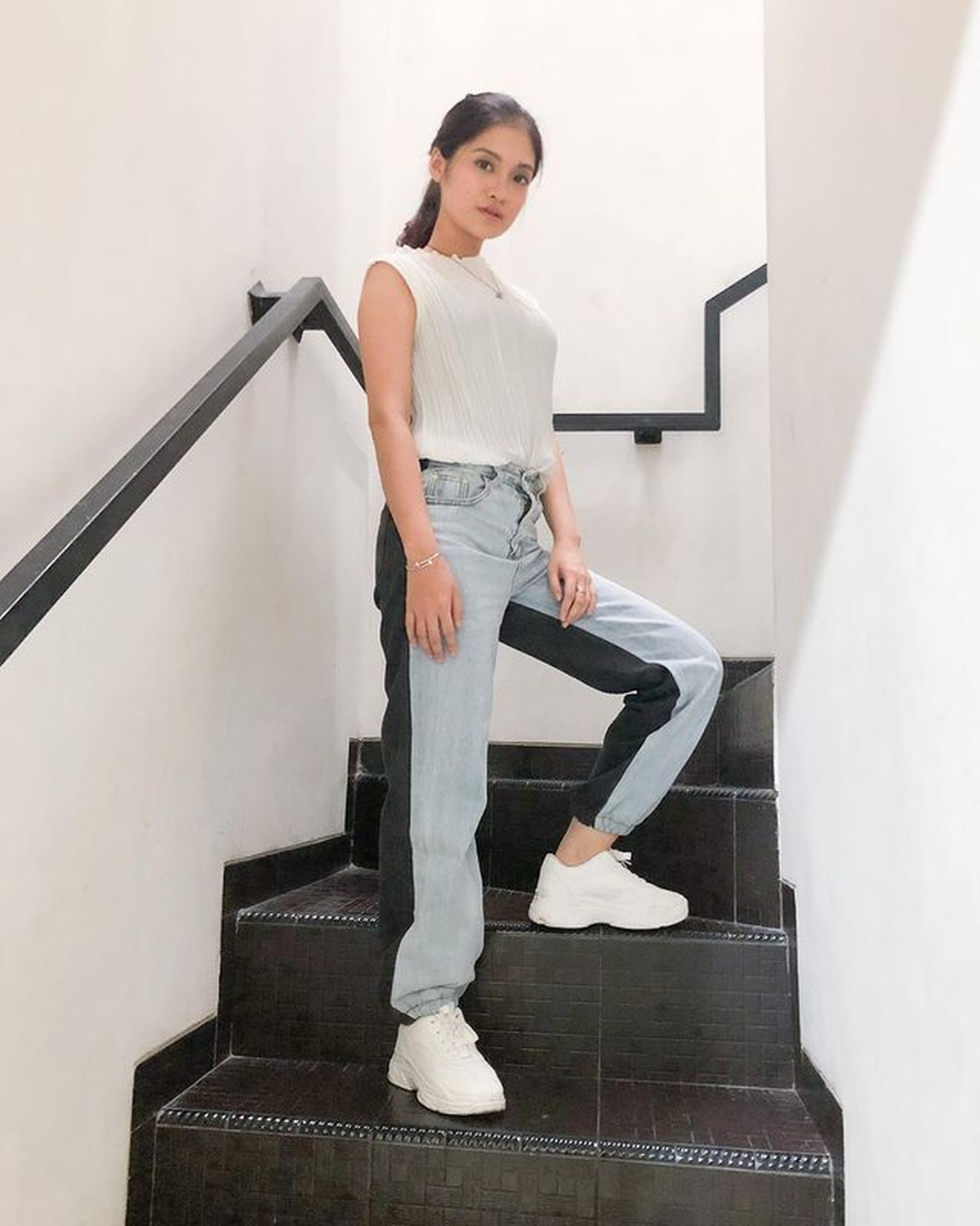 Vinessa Inez membeberkan pernikahannya yang miris&period; Jadi korban KDRT dan pergoki suami selingkuh&period; Yuk kita intip potretnya&excl;