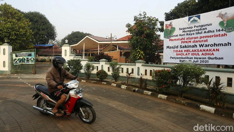 Di masa PPKM Darurat, sejumlah masjid di Kabupaten Bogor ditutup dan dipastikan tidak menggelar salat Idul Adha. Hal itu untuk mencegah penyebaran COVID-19.