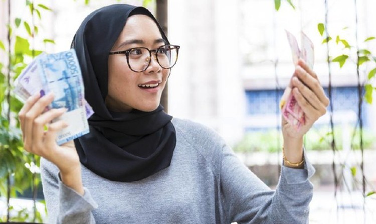 ZODIAK SAGITARIUS BERUNTUNG SOAL KEUANGAN PADA PAGI HARI Prediksi zodiak hari ini dari sudut pandang keuangan, Cancer bahagia mendapatkan uang dari suami. Simak rasi bintang lainnya berikut ini, Bunda.