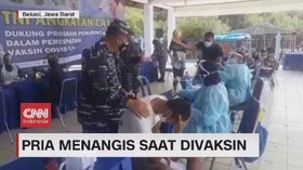 VIDEO: Pria Menangis Saat Divaksin