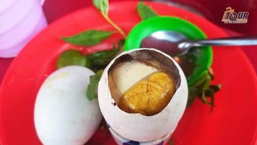 Mengenal Balut, Makanan Haram yang Direview Tasyi Athasyia