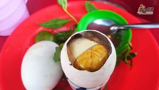 Mengenal Balut, Makanan Haram yang Direview Tasyi Athasyia
