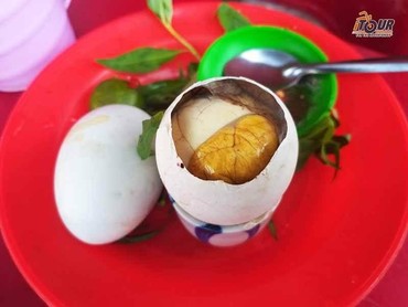 Mengenal Balut, Makanan Haram yang Direview Tasyi Athasyia