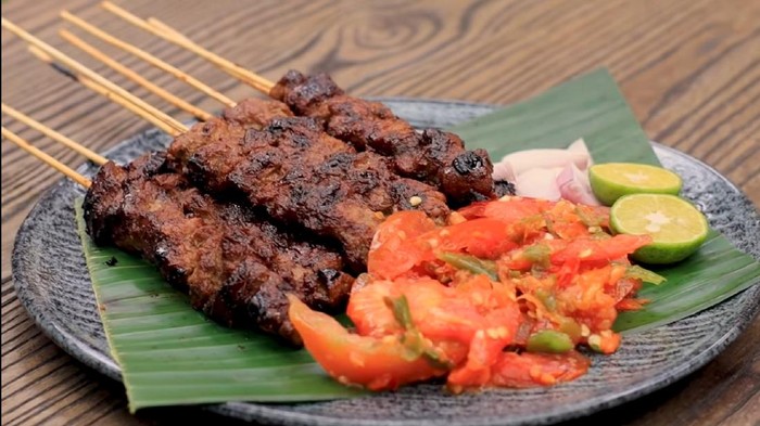 Nggak Perlu Beli Jauh ke Puncak Bogor, Cobain Resep Sate Maranggi Empuk ala Chef Devina Hermawan