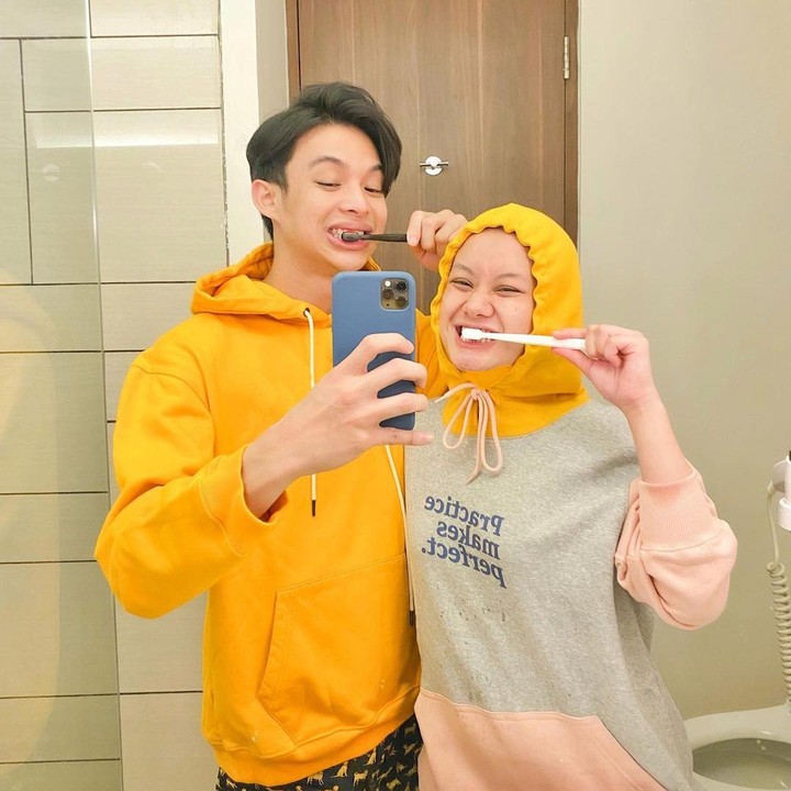 <p>Tampan dan masih muda, Rey Mbayang punya gaya outfit yang sangat fun seperti istrinya. Sudah jadi ayah muda yang kece nih, Rey Mbayang. Ia juga selalu terlihat romantis bersama snag istri, Dinda Hauw. (Foto: Instagram: @rey_mbayang)</p>