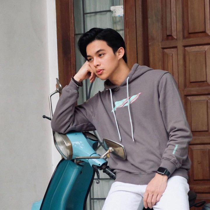 <p>Di kesehariannya, Rey Mbayang tampil cuek dengan setelan outfit santai. Gaya kasual tak membuat ketampanannya luntur nih. (Foto: Instagram: @rey_mbayang)</p>