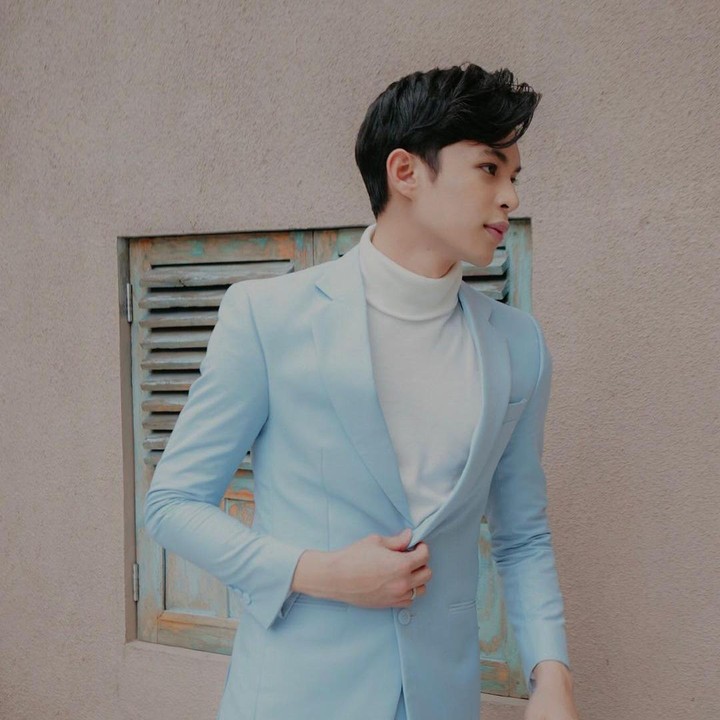 <p>Ketika mengenakan suit bernuansa <em>baby blue</em> dan <em>turtleneck</em> putih, gaya Rey Mbayang sudah tampak seperti K-Pop idol yang akan tampil di <em>combeack stage</em> nih! (Foto: Instagram: @rey_mbayang)</p>