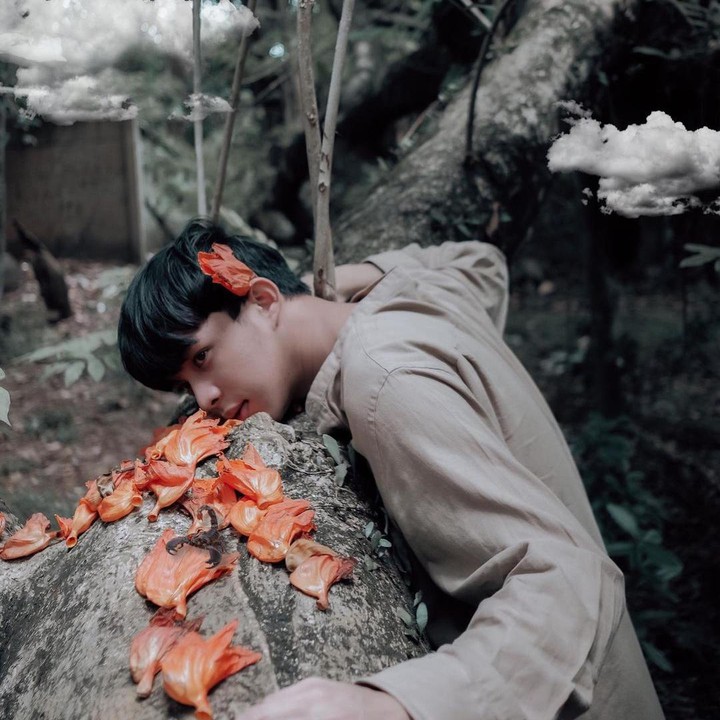 <p>Paras Rey Mbayang juga dinilai memiliki kemiripan dengan Song Kang, aktor drama Korea <em>Navillera</em> dan <em>Nevertheless</em> yang tengah naik daun. Gimana menurut Bunda? (Foto: Instagram: @rey_mbayang)</p>