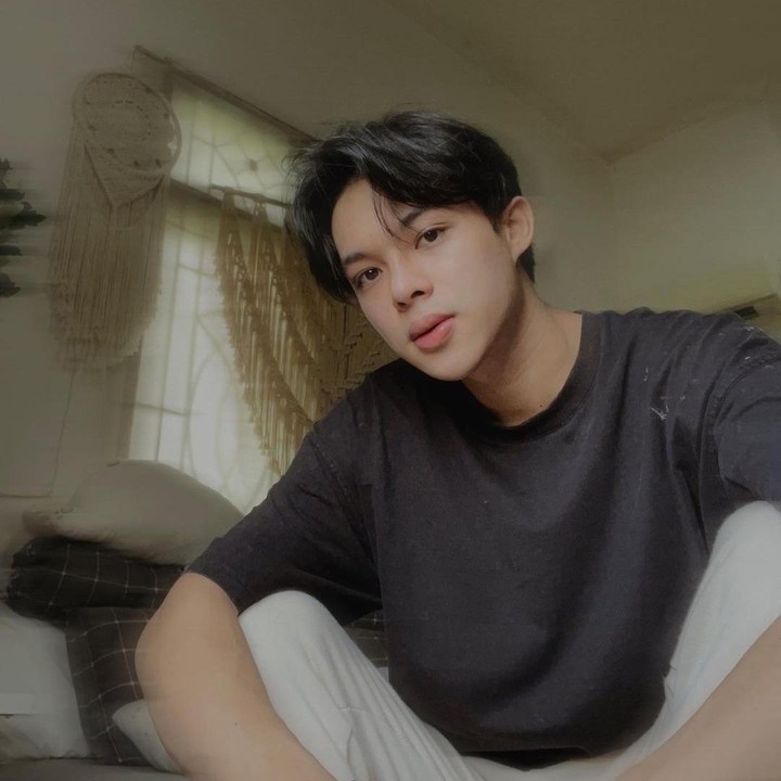 <p>Gaya busana yang simpel namun kekinian membuat banyak netizen menilai Rey Mbayang mirip seperti K-Pop idol. Dalam balutan <em>oversized t-shirt</em>, mereka menilai Rey terlihat seperti Jimin BTS nih. (Foto: Instagram: @rey_mbayang)</p>