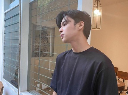 7 Potret Rey Mbayang yang Disebut Mirip Jimin BTS hingga Song Kang