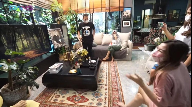 Mama Amy Qanita ibunda Raffi Ahmad kini menetap di rumah mewah di kawasan Lebak Bulus. Yuk kita lihat potret rumahnya!
