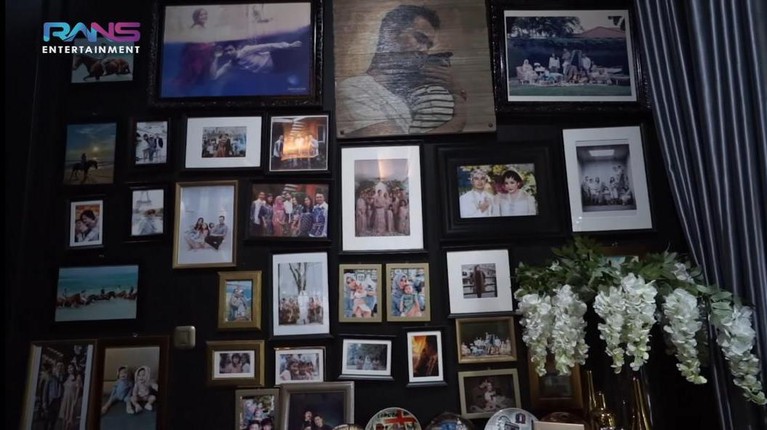 Mama Amy Qanita ibunda Raffi Ahmad kini menetap di rumah mewah di kawasan Lebak Bulus. Yuk kita lihat potret rumahnya!