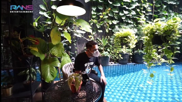 Mama Amy Qanita ibunda Raffi Ahmad kini menetap di rumah mewah di kawasan Lebak Bulus. Yuk kita lihat potret rumahnya!